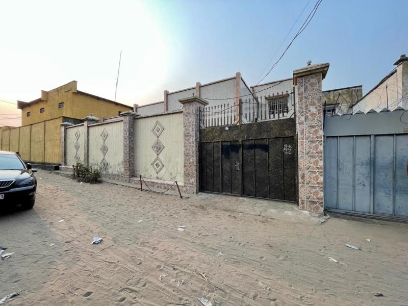 Parcelle avec une grande maison basse en vente  Mont Ngafula 