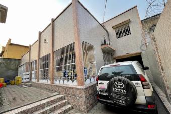 Parcelle avec une grande maison basse en vente  Mont Ngafula 