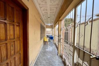 Parcelle avec une grande maison basse en vente  Mont Ngafula 