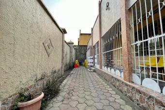 Parcelle avec une grande maison basse en vente  Mont Ngafula 