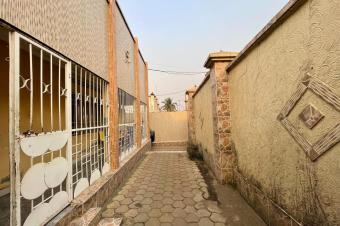 Parcelle avec une grande maison basse en vente  Mont Ngafula 