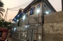 PARCELLE DOTÉE D'UNE MAISON EN ÉTAGE D'UN NIVEAU AVEC DEUX APPARTEMENTS TYPE LOCATIFS À LIMETE 2 ÈME RUE INDUSTRIEL mediacongo