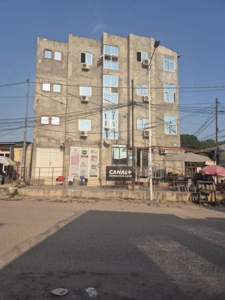 Immeuble mis en vente  Ngaliema Mimosa  Rf  Majabu  Revenus mensuel  6000   Prix 1.000.000  discuter   Dimension   1521M