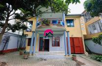 Louez cette sympathique maison, seule dans la parcelle avec 3 CHS, 2 séjours, bureau, cuisine meublée, garage, paillote, guérite, à Ngaliema, réf : Palais des Marbres, Météo. mediacongo