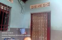 Parcelle avec maison prêt habite clôturé au Quartier terre jaune/N'SELE après l'aéroport international de N'djili  mediacongo