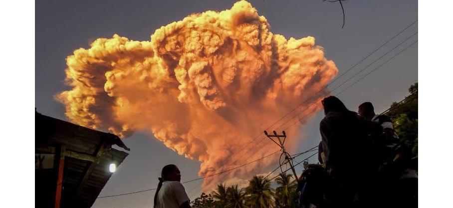 Indonésie - Éruption du volcan Lewotobi : plusieurs compagnies aériennes annulent des vols à destination de Bali 
