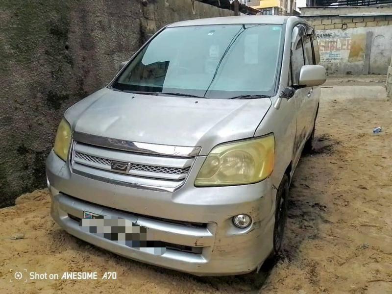 TOYOTA NOHA A VENDRE 
