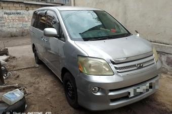 TOYOTA NOHA A VENDRE 