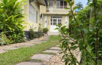 Fz Parcelle mise en vente dans la commune de ngaliema réf place commercial  Superficie :10m/22m.  Maison habitable de 4chambre 3sales de bain cuisine climatise 2salon mediacongo