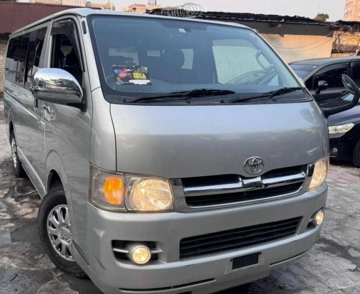 Toyota hiace sans plaque diesel automatique kilomtrage 15600 camera de recul 4cylinder chaise pour 14 personnes prix 17500 a discuter