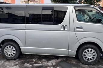 Toyota hiace sans plaque diesel automatique kilomtrage 15600 camera de recul 4cylinder chaise pour 14 personnes prix 17500 a discuter