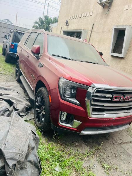 GMC Yukon SLT Annee 2023 authentique  Full option  Automatique Essence  6 cylindre Demarrage bouton Intrieur Cuire Siege electrique 2 cte 4 x 4 Kilomtrage faible km Camera