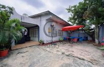 G-BUSINESS IMMO MET À VOTRE DISPOSITION LA VENTE D’UNE SUPERBE VILLA D’ÉPOQUE, OUVRANT SUR DEUX AVENUES, D’UNE SUPERFICIE TOTALE DE 550 M² (22 M SUR 25 M). IDÉALEMENT SITUÉE À LING mediacongo