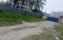 Un grand terrain vide tout près du centre ville Gombe au Quartier Ndolo/Barumbu  mediacongo