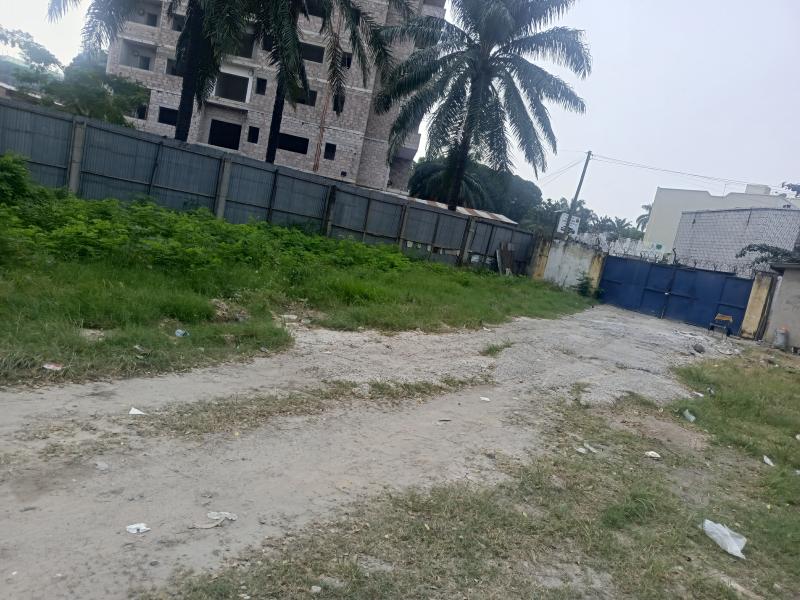 Un grand terrain vide tout prs du centre ville Gombe au Quartier NdoloBarumbu 