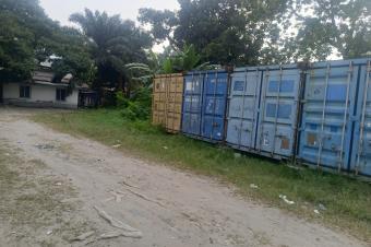 Un grand terrain vide tout prs du centre ville Gombe au Quartier NdoloBarumbu 