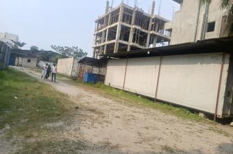 Un grand terrain vide tout prs du centre ville Gombe au Quartier NdoloBarumbu 
