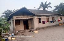 Parcelle avec une grande maison toiture nigériane au Quartier Terre jaune après l'aéroport international de n'djili Commune de Nsele mediacongo
