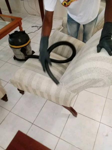 Nettoyage des canaps avec des produits cologiques et utilisable 1h aprs 