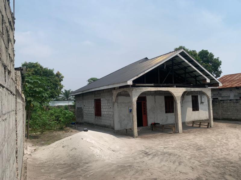UNE GRANDE PARCELLE AVEC MAISON EN VENTE  BIBWANSELE 