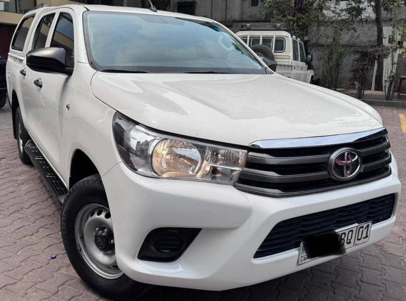 Hilux 2022 cfao moteur 5l Kilomtrage 29000 diesel manuelle couleur dorigine prix 38000 a discuter