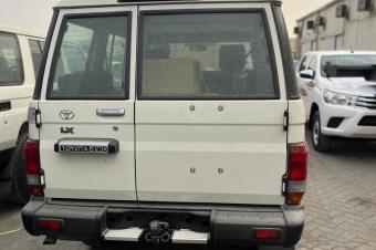 6 PICES DES TOYOTA LAND CRUISER LX 77 2025 SANS PLAQUE  PRIX  68.000 PAR PICES.   MANUELS DIESELS 00.0 KILOMTRES CLIMATISATION IMPECCABLES V6LOCALISATION KITAMBO
