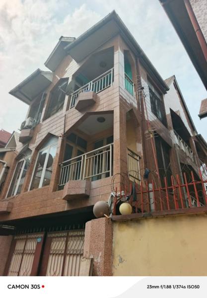 Immeuble  vendre tout prs du boulevard Lumumba  Limete 2 me rue industriel
