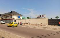 Vaste espace en vente avec plusieurs grandes maisons à l'intérieur situé sur boulevard Lumumba à kinkole dans la Commune de la N'sele  mediacongo