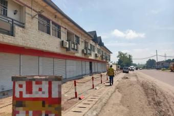 Vaste espace en vente avec plusieurs grandes maisons  lintrieur situ sur boulevard Lumumba  kinkole dans la Commune de la Nsele 