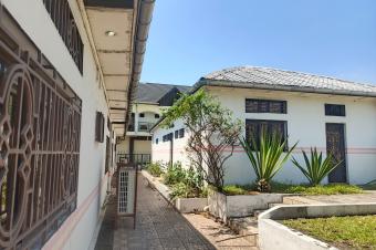 Vaste espace en vente avec plusieurs grandes maisons  lintrieur situ sur boulevard Lumumba  kinkole dans la Commune de la Nsele 