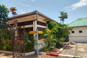 Vaste espace en vente avec plusieurs grandes maisons  lintrieur situ sur boulevard Lumumba  kinkole dans la Commune de la Nsele 