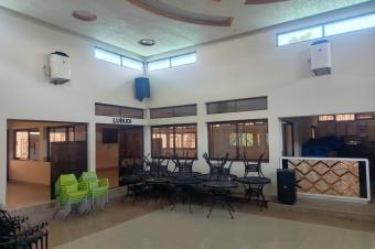 Vaste espace en vente avec plusieurs grandes maisons  lintrieur situ sur boulevard Lumumba  kinkole dans la Commune de la Nsele 
