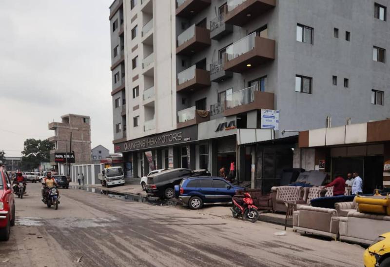 Vente parcelle sur macadam  Limete 1 re rue funa 