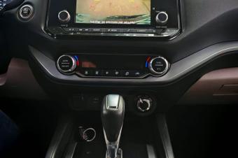 Nissan Xterra Titanium Annee  20212022 Full option  Automatique Steptronique Essence 6 cylindre Demarrage bouton Interior semi Cuire Siege electrique  4 x 4 3