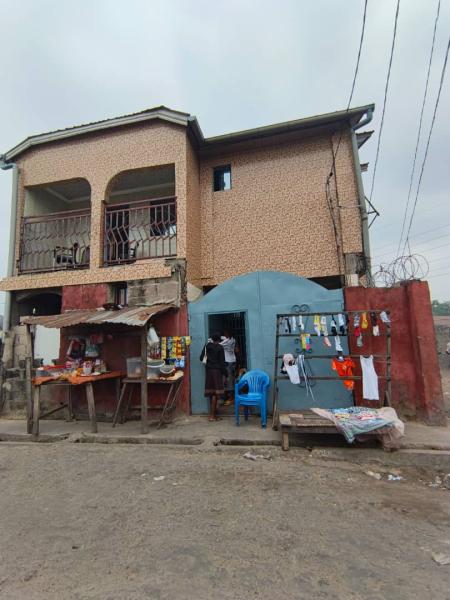 Parcelle avec un immeuble dun niveau  Ngaba