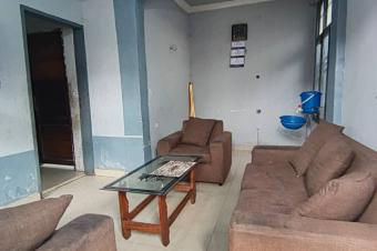 Parcelle avec un immeuble dun niveau  Ngaba