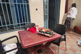 Parcelle avec un immeuble dun niveau  Ngaba