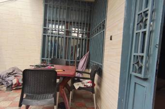 Parcelle avec un immeuble dun niveau  Ngaba