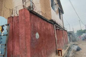 Parcelle avec un immeuble dun niveau  Ngaba