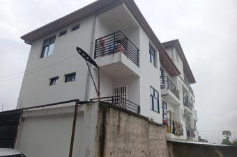 Parcelle avec un immeuble de deux niveau R2 contiennent plusieurs appartements plus terrasse  Ngaliema entre mto  laloux