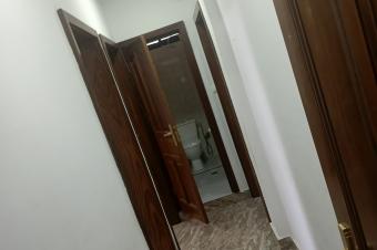 Parcelle avec un immeuble de deux niveau R2 contiennent plusieurs appartements plus terrasse  Ngaliema entre mto  laloux
