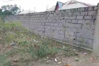 GS13IMMO SARL met  votre disposition la vente de cette trs grande parcelle Av Mulundu CBasoko. Bandundu. Bel emplacement. Dimension 5060M Prix 330.000  discuter.  vous