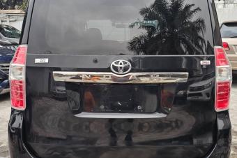 TOYOTA NOHA A VENDRE  KINSHASA 