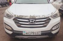 Huyndai santa fe 2015 3banquette Automatique Essence ⛽️ Full option Caméra reculer Couleur d’origine Chaise en cuir Panoramique Toit ouvrant Tout est nickel Prix:9500$ der mediacongo