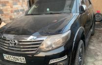 oyota fortuner authentique 2015 Couleur d’origine avec quelques retouche  Automatique  Essence ⛽️  Climatisé  Kilomètres faible  Prix :12500$ dernier prix mediacongo