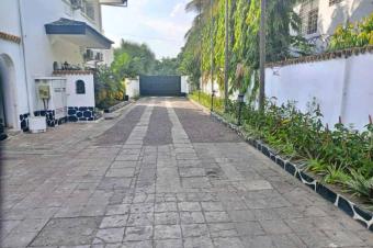 VILLA  VENDRE SITU  GOMBE ZONE A Sur avenue tshatshi