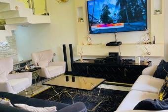 Parcelle de 9msur18  vendre  sika mur ngaliema R1 contenant deux chambres au rezdechausse et la chambre des parents au premier niveau 400000 dollars  discuter 