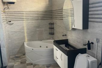 Parcelle de 9msur18  vendre  sika mur ngaliema R1 contenant deux chambres au rezdechausse et la chambre des parents au premier niveau 400000 dollars  discuter 