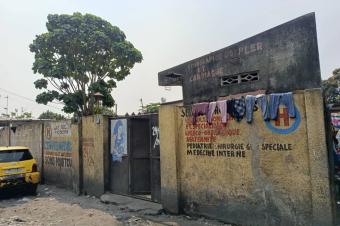 Parcelle mise en vente avec des maisons de locataires  Ndjili Q13  proximit du macadam 
