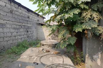 Parcelle mise en vente avec des maisons de locataires  Ndjili Q13  proximit du macadam 
